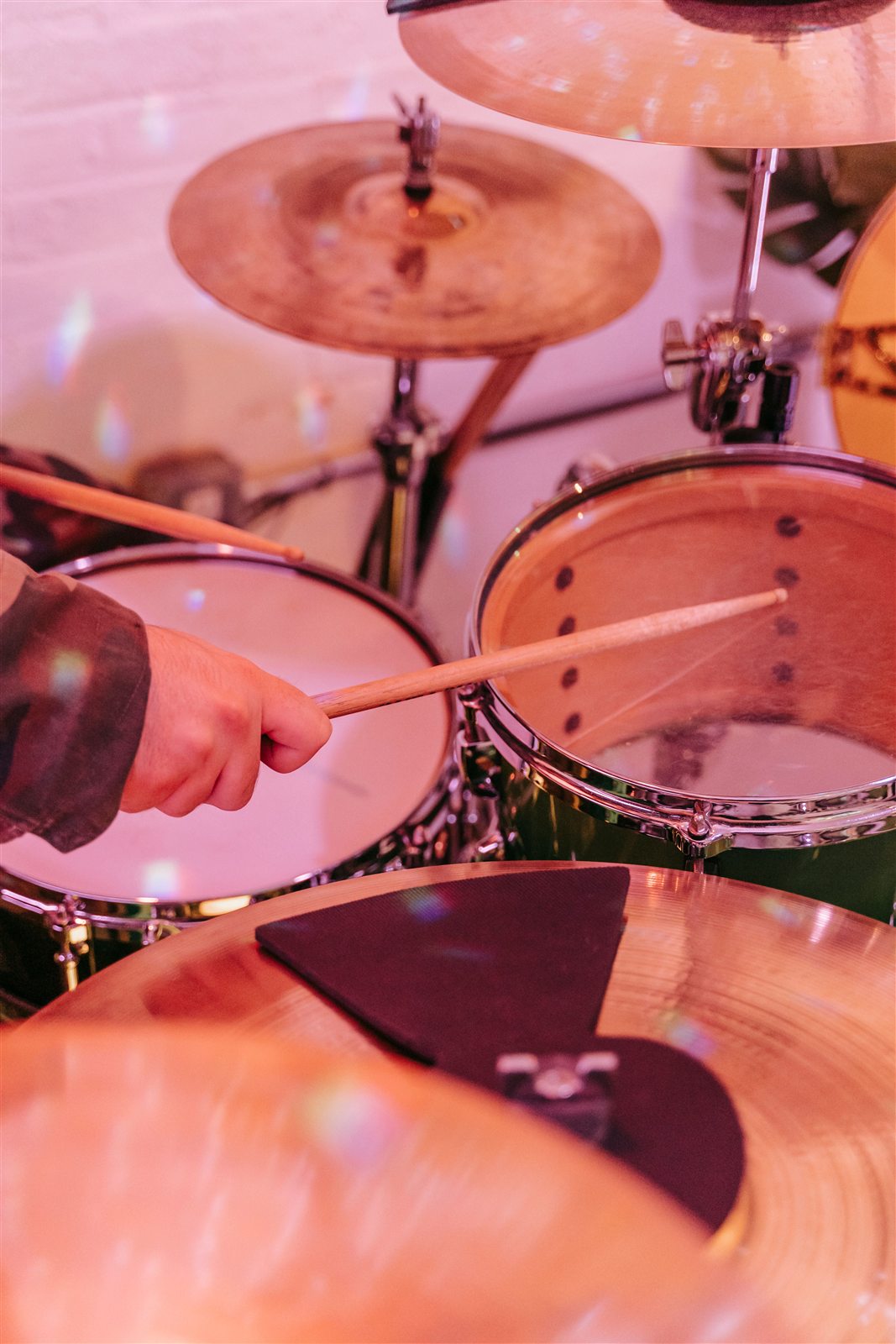 Pelajar muda sedang belajar bermain drum akustik