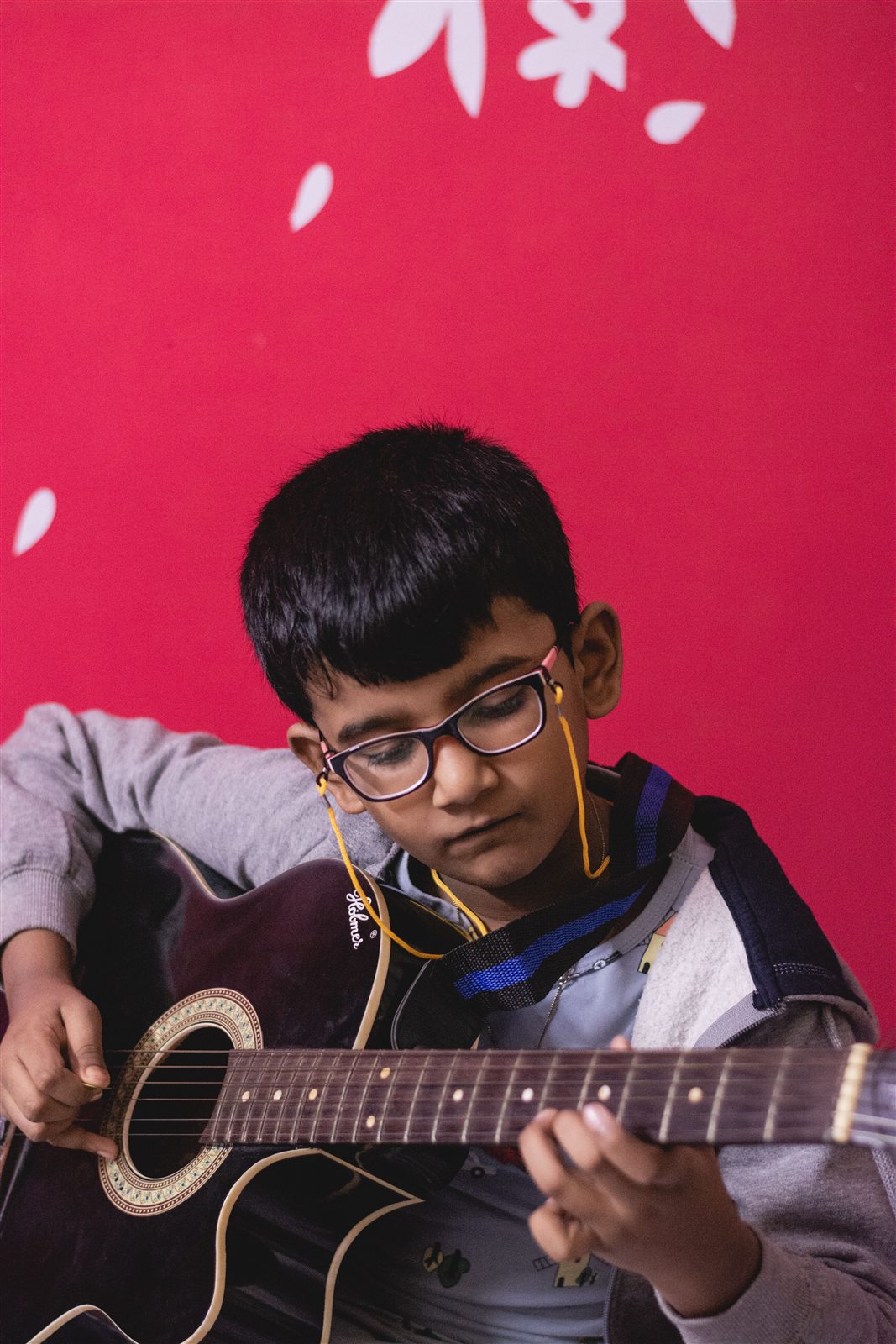 Pelajar sedang berlatih gitar akustik
