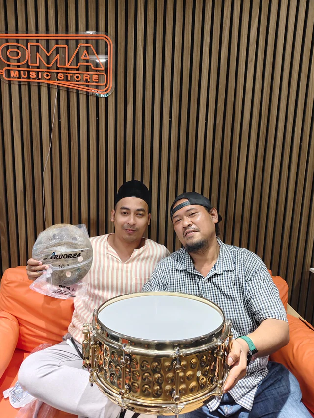 Two customers with a snare drum and an Arborea splash cymbal
