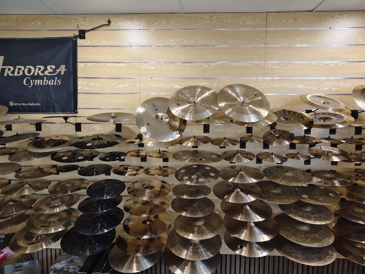 Pelbagai cymbal dipamerkan di Soma Music Ampang
