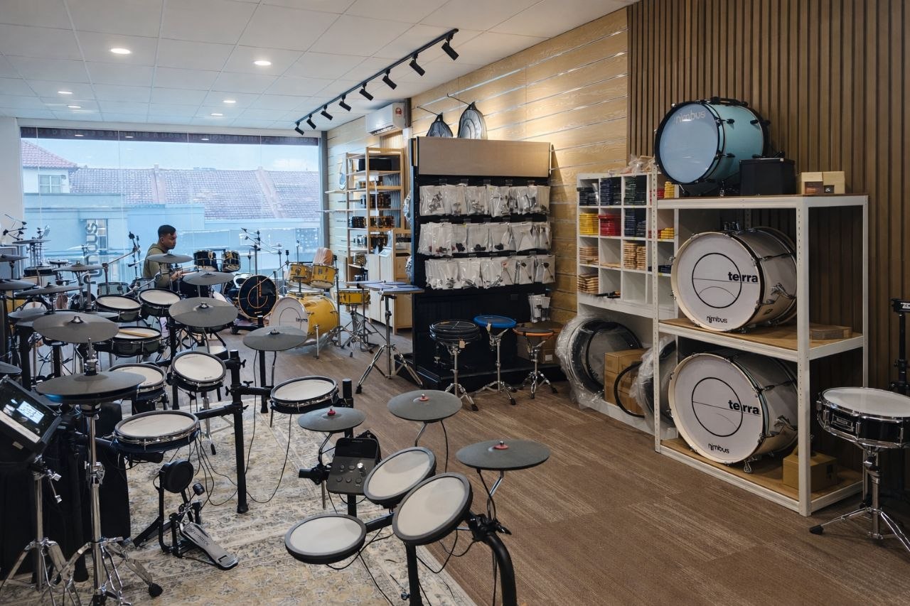 Set drum elektronik dan akustik di bilik pameran Soma Music