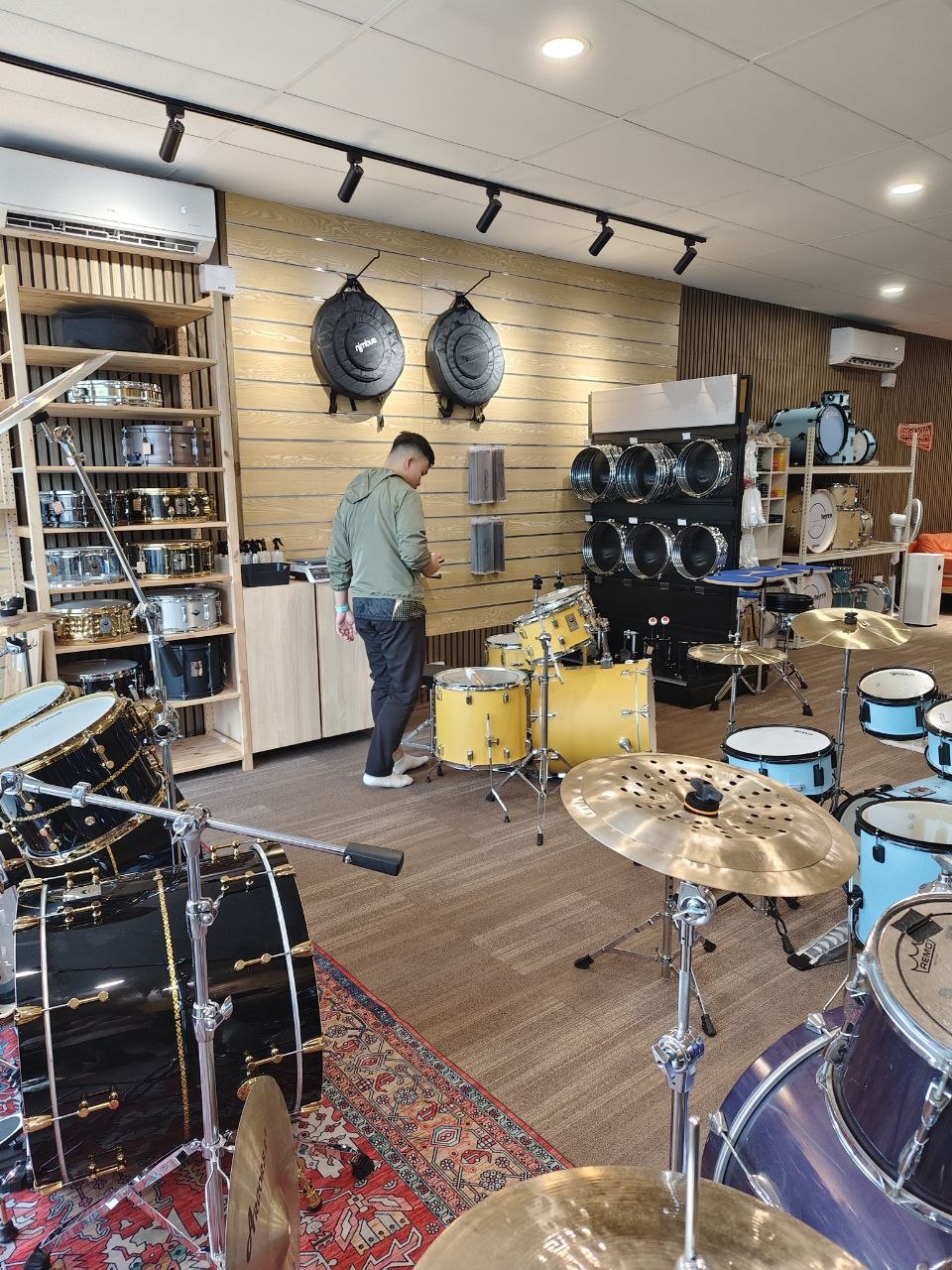Pilihan set drum di kedai Soma Music Ampang